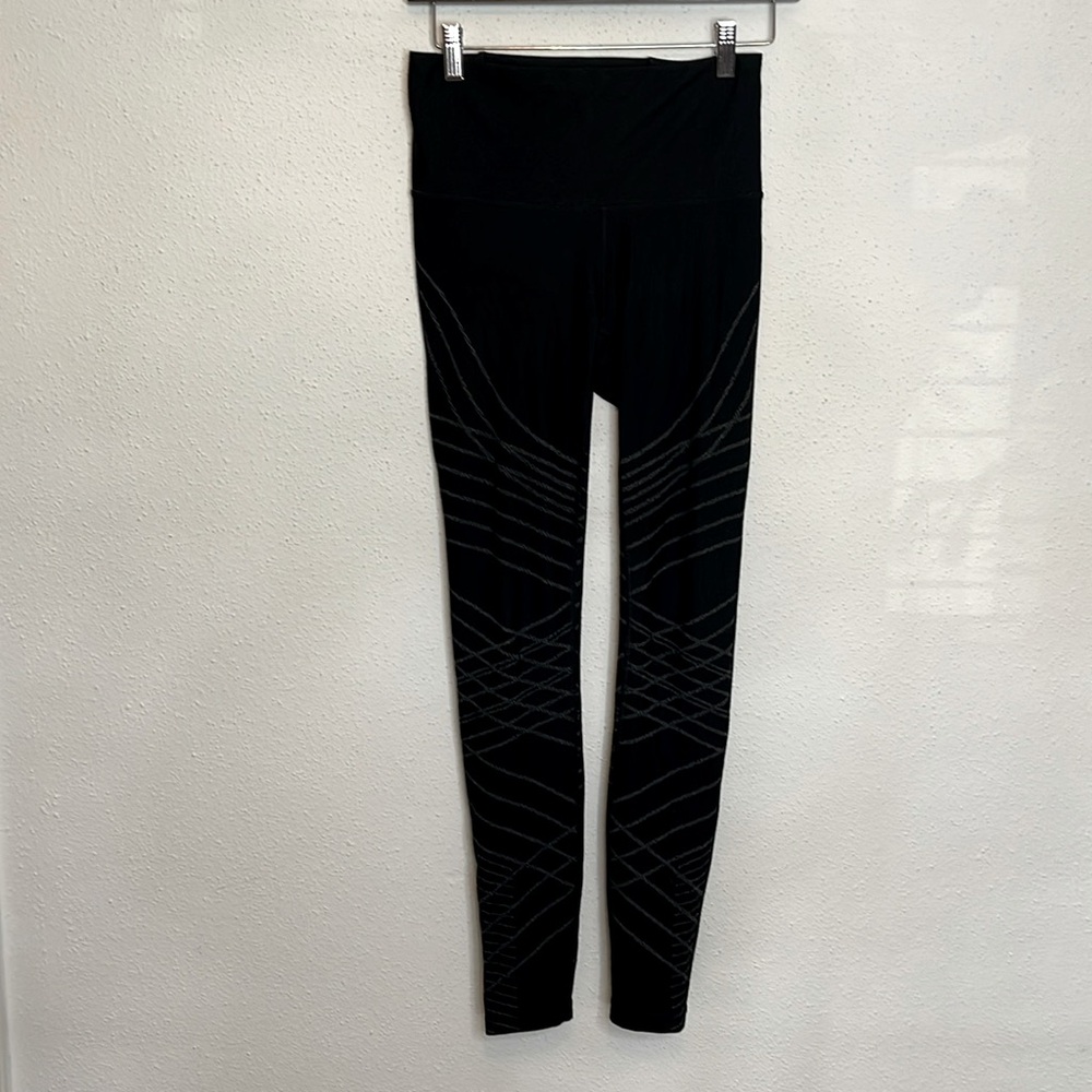 Lululemon High Waisted Black and Gray Leggings Size 6